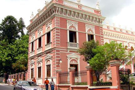 Vista frontal do Museu Histórico Palácio Cruz e Sousa